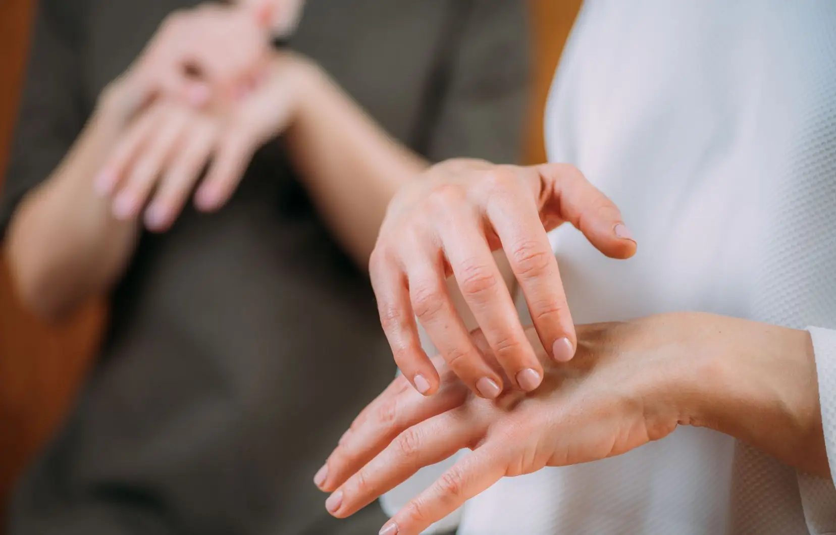 image montrant une personne se touchant doucement les mains pour illustrer la méthode EFT